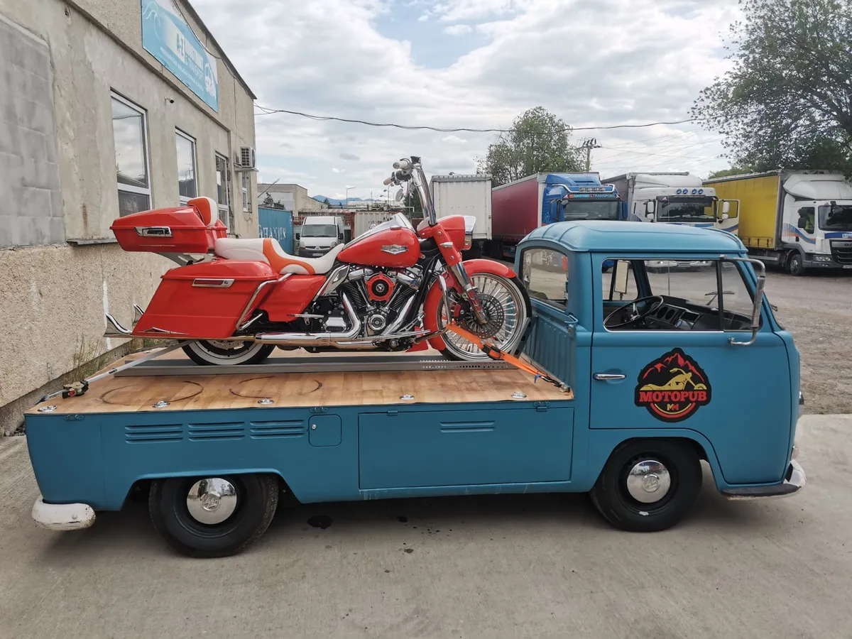 Harley-Davidson touring na korbe Volkswagenu T2 pred dielňou