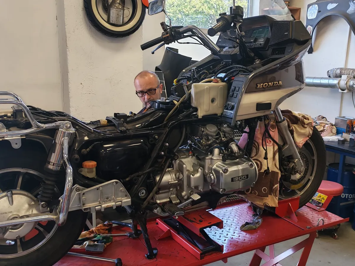 Mechanik pri práci na motore Hondy Gold Wing
