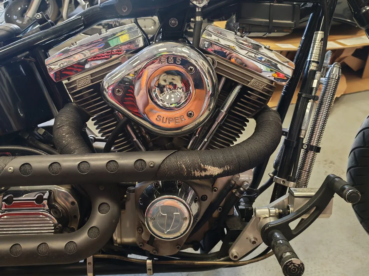 Detail custom motora V-twin s chrómovanými krytmi