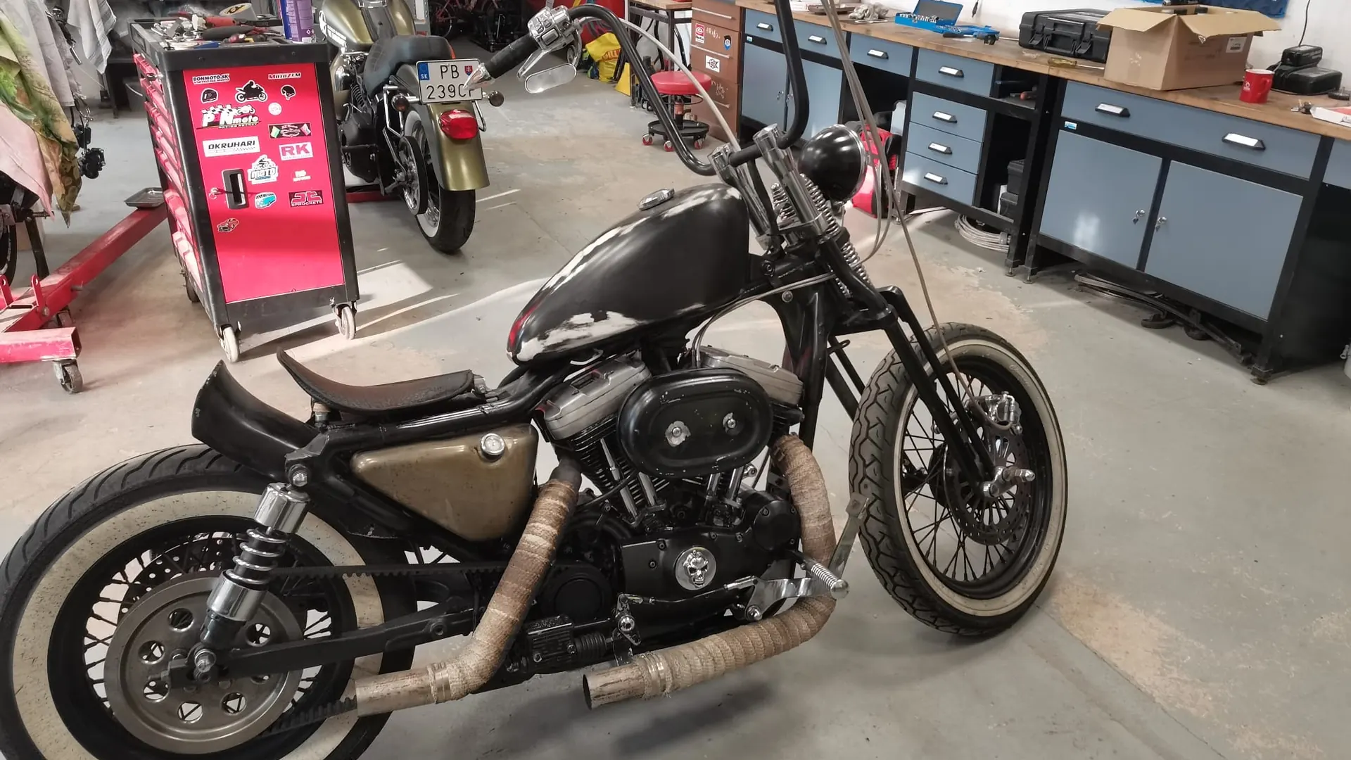 Custom motorka v dielni AZ Bikes & Choppers