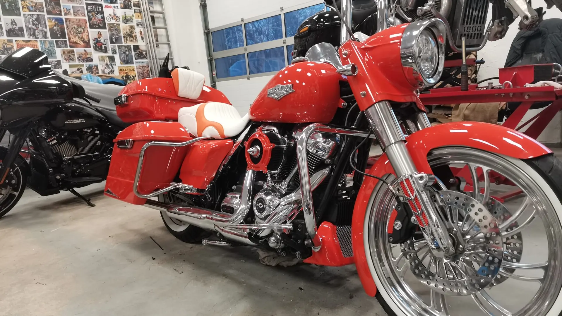 Červený Harley-Davidson Road King v dielni AZ Bikes & Choppers v Žiline