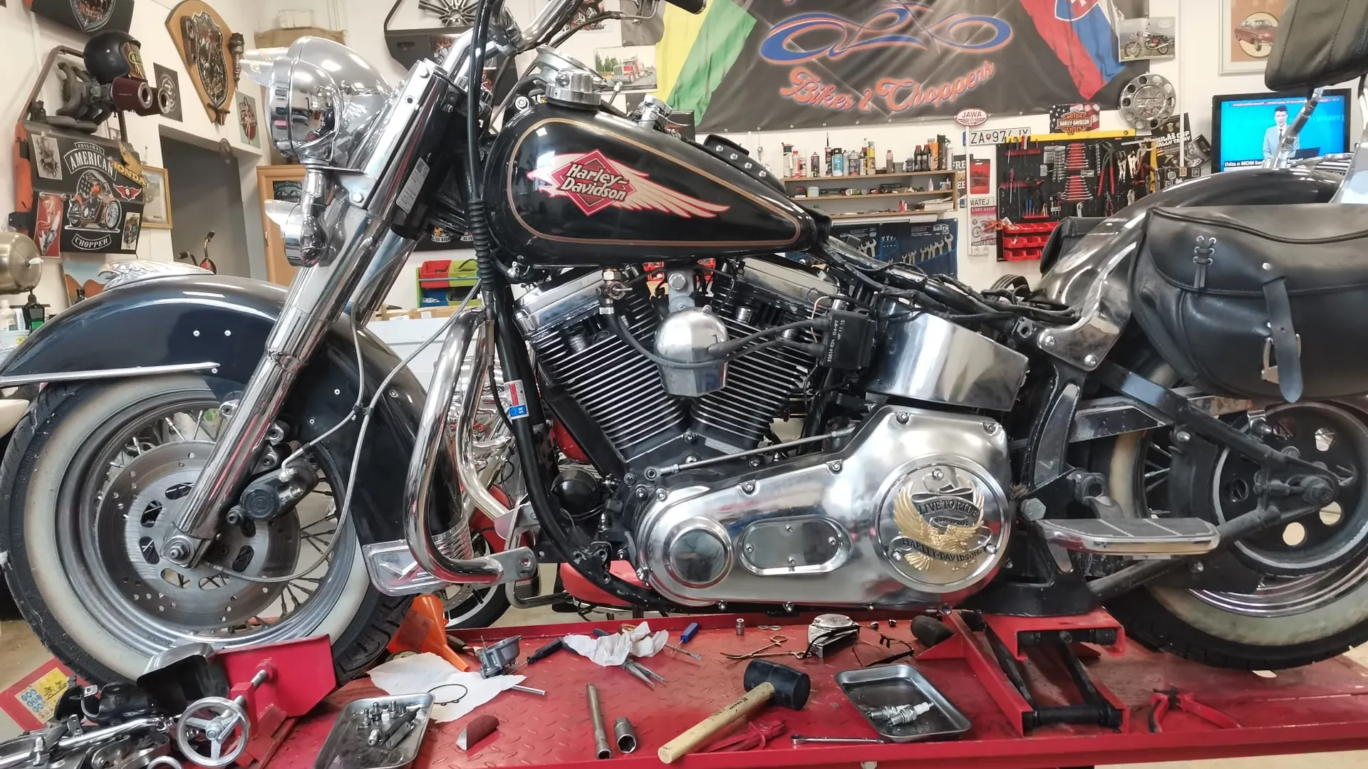 Harley-Davidson Softail na zdviháku počas servisu v dielni AZ Bikes & Choppers