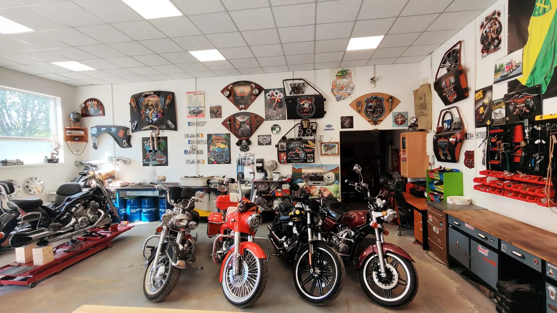 Dielňa AZ Bikes & Choppers s motocyklami pripravenými na servis