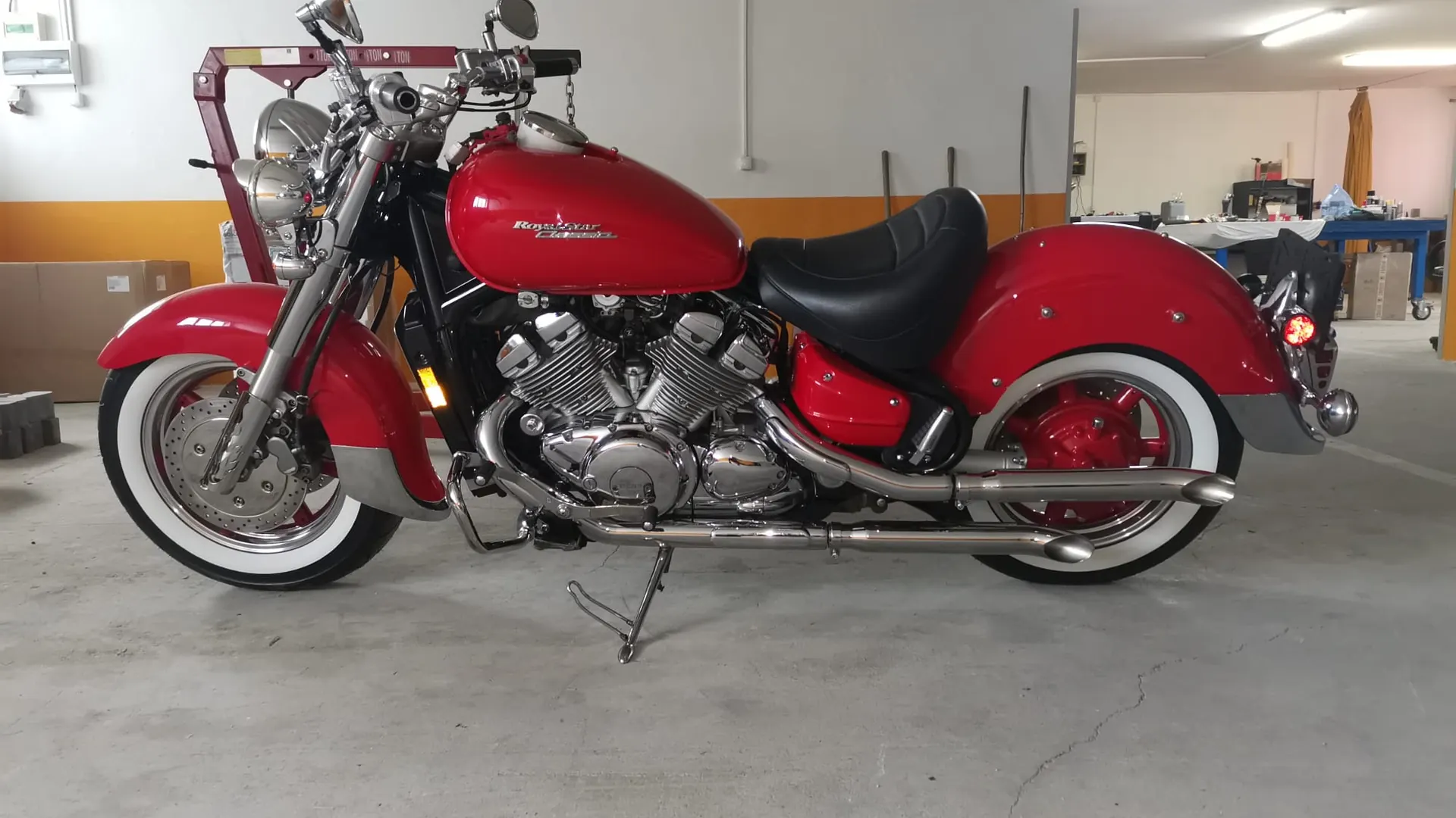 Červená Yamaha cruiser pripravená na servis v dielni
