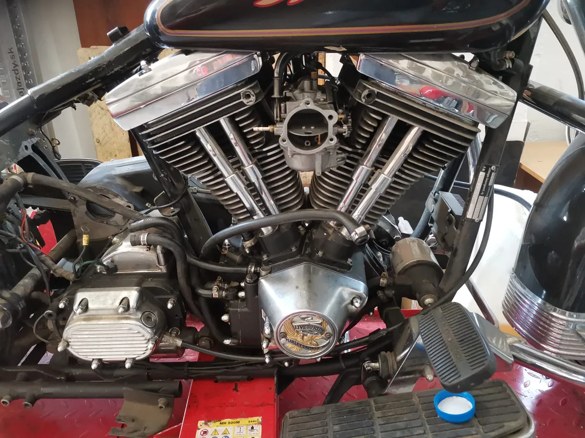 Detail vyleštených valcov motora Harley-Davidson na zdviháku